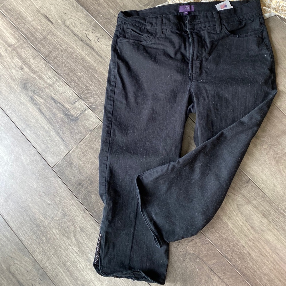 Stretchy black capris perfect for the park🌵